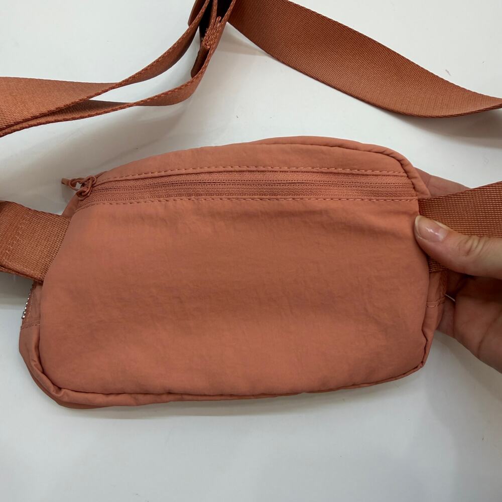 Lululemon Everywhere Belt Bag in Pink Savannah - Picture 3 of 6